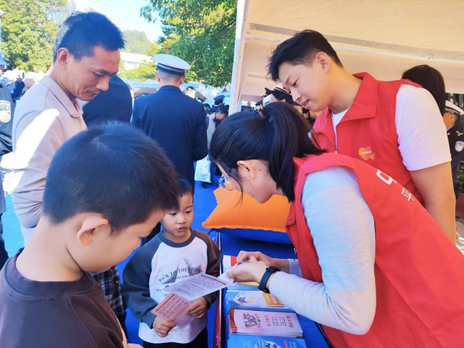 平安产险福建分公司志愿者将“反洗钱”“反诈”知识融入交通安全宣教,推动金融安全与出行安全双提升