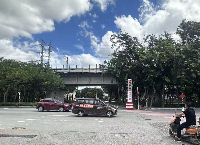 平安产险福建分公司联动交警部门对高风险路段进行改造,规范车流与行人通行秩序