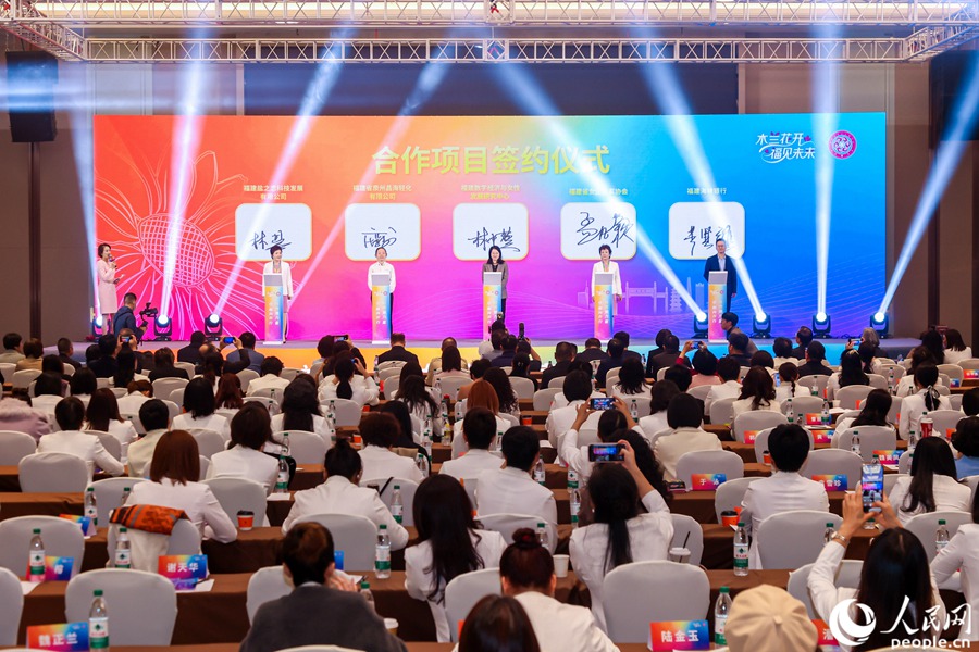 合作签约仪式。人民网摄