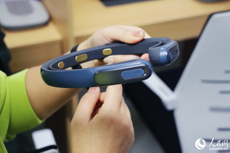 搭载非侵入式脑机接口技术的头戴式设备。人民网 林铭贤摄