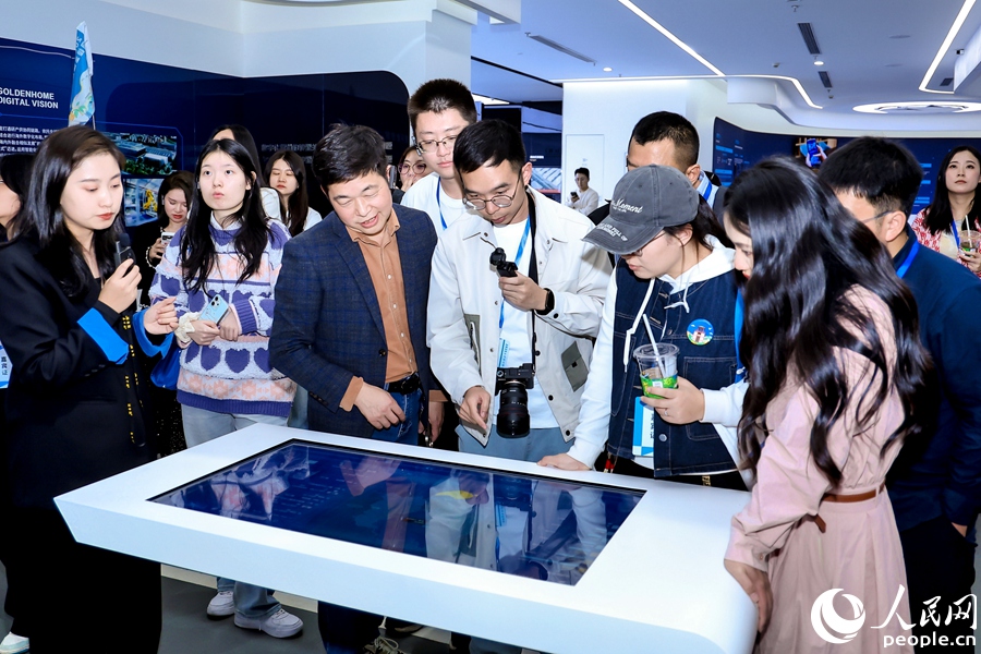 参观金牌家居产品展厅。人民网记者 陈博摄