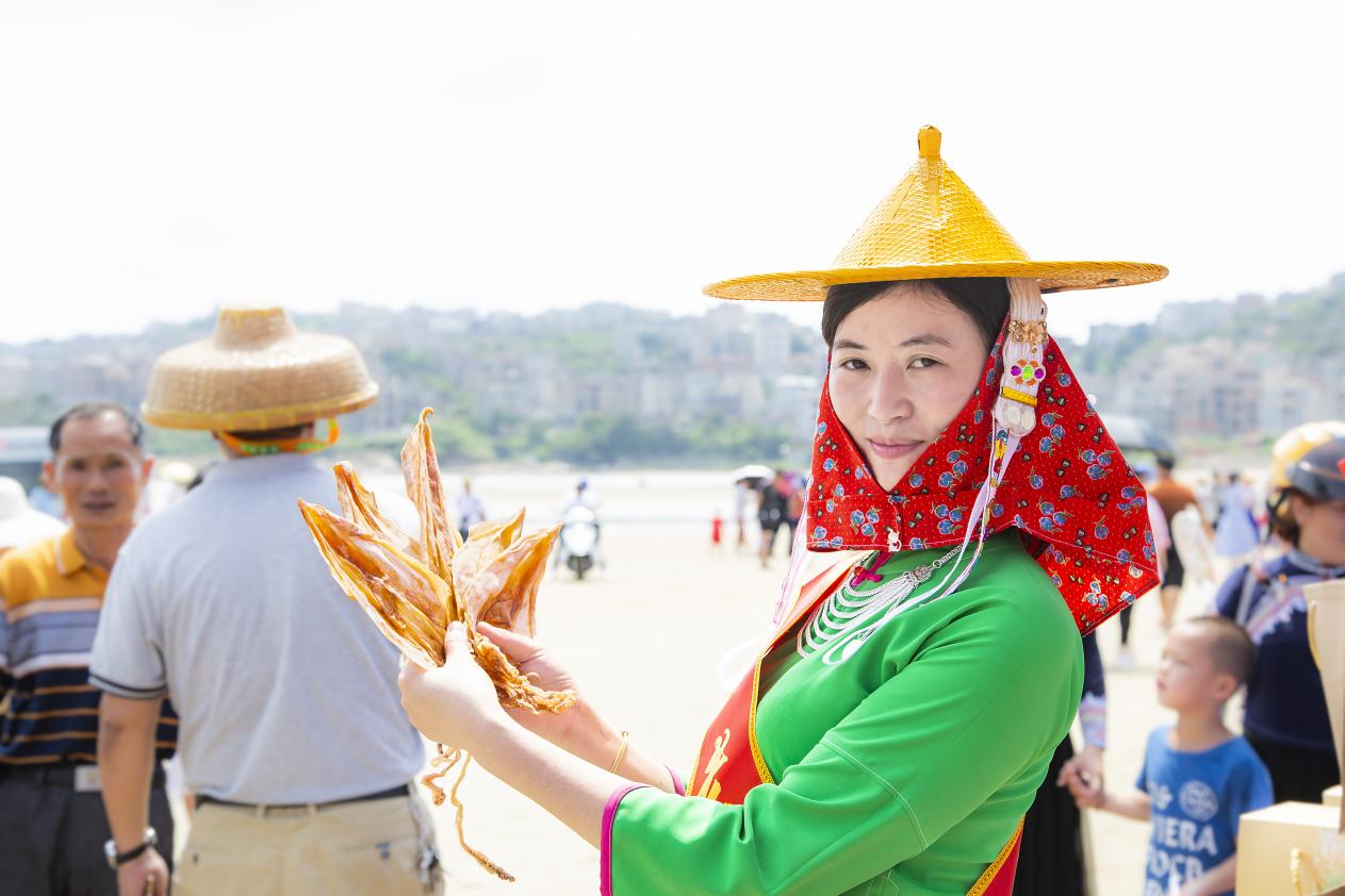 小岞、净峰形制的黄斗笠和花头巾经典简约。惠安县委宣传部供图