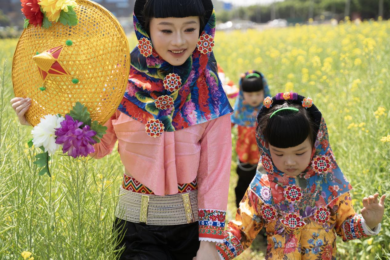 崇武、山霞形制的黄斗笠和花头巾更加华丽。惠安县委宣传部供图