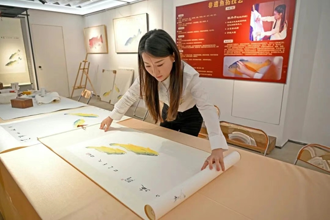 鱼拓技艺非物质文化遗产代表性传承人陈丹丹正在制作鱼拓