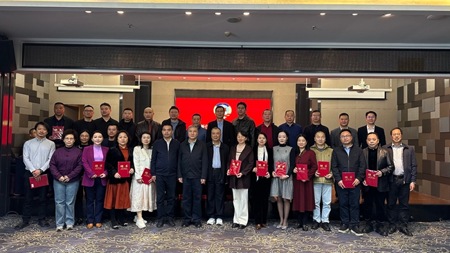 为新任政协委员河长颁发聘书