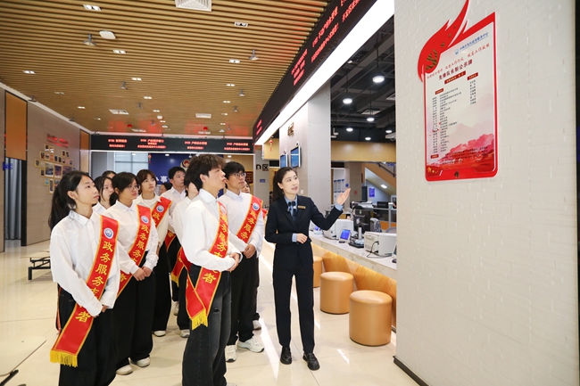 嘉庚學院師生代表參觀政務服務大廳