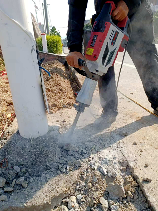 路灯线路铺设施工现场。义店村供图