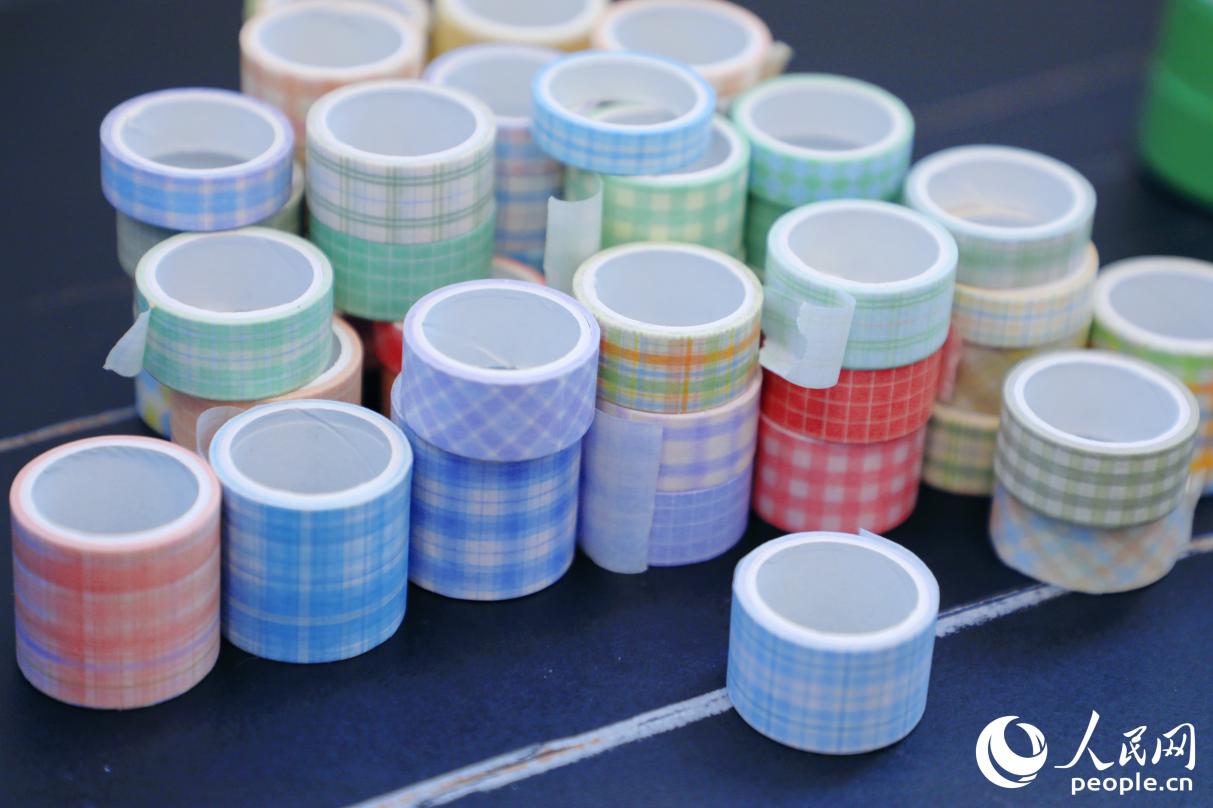 由和纸胶带制成的贴纸胶带。人民网记者 李唯一摄