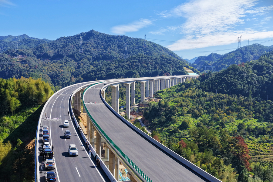 一条高速路让天堑变通途。图为建设中的宁古高速。古田县融媒体中心供图