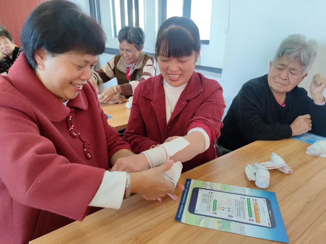 居民现场学习外伤包扎技巧