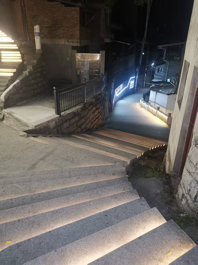 道路恢復亮燈。何先生供圖