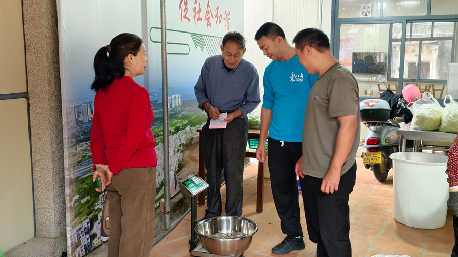 東山縣樟塘鎮湖尾村黨員主動擔起檢查食材的工作。東山縣委宣傳部供圖