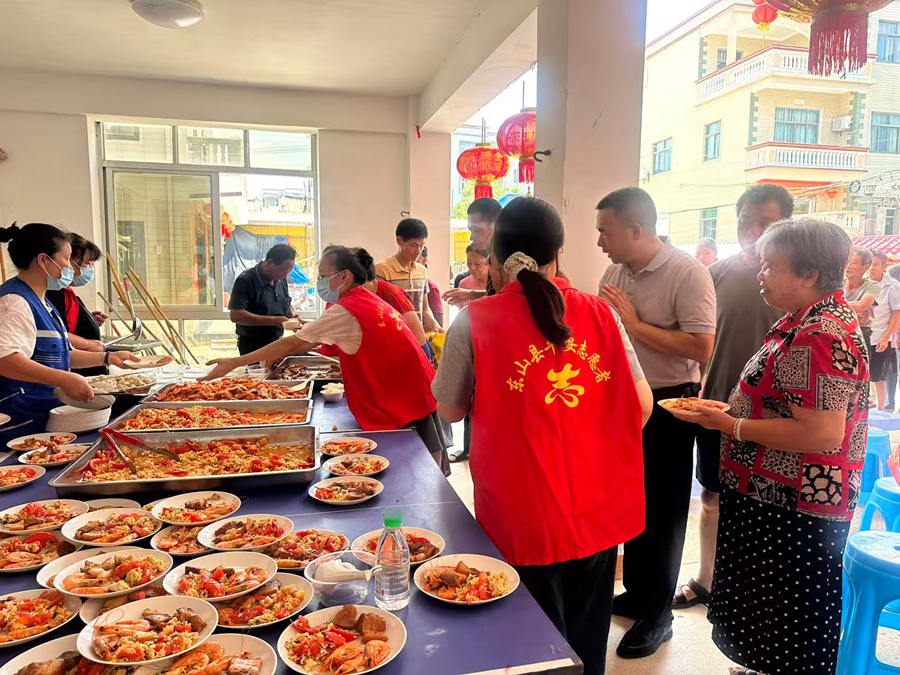 黨員志願者在東山縣杏陳鎮礁頭村“幸福食堂”幫忙。東山縣委宣傳部供圖