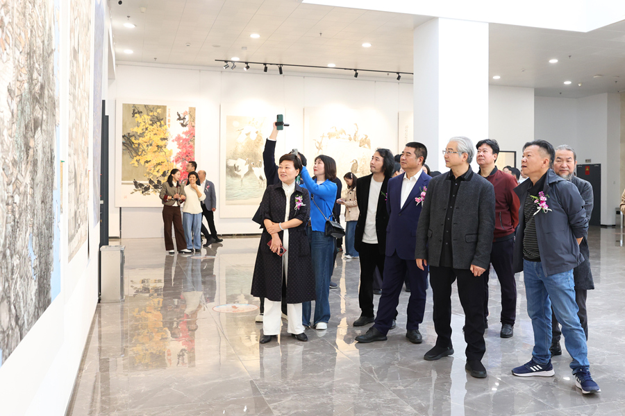 嘉賓們共同觀摩畫展。詔安縣委宣傳部供圖