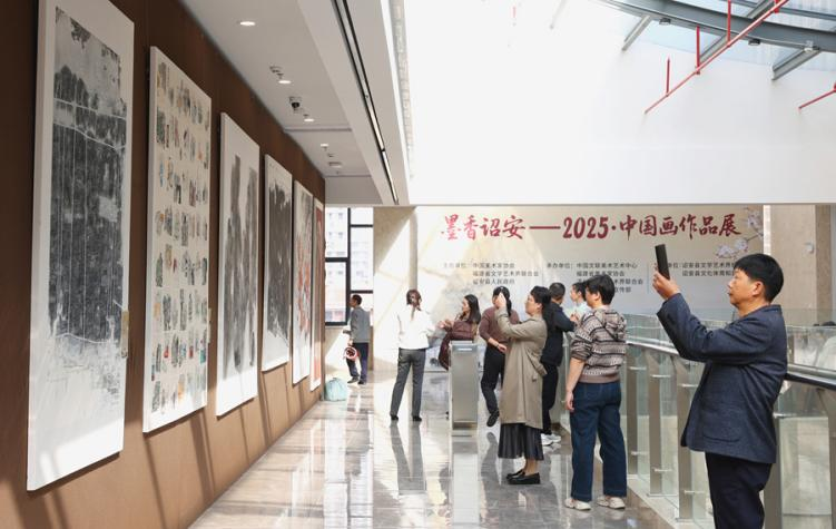 畫展吸引不少書畫愛好者前來觀摩。詔安縣委宣傳部供圖