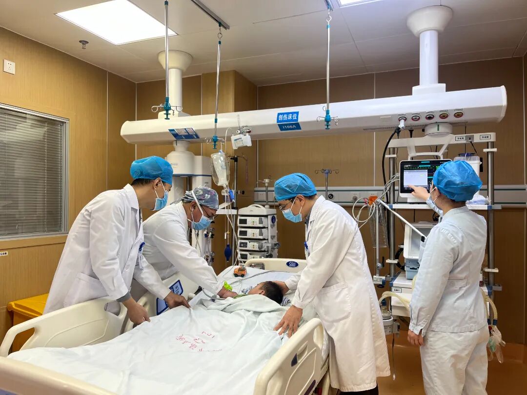 急诊医学科、胸心外科、重症医学科专家共同评估患儿恢复情况。张雅雯摄