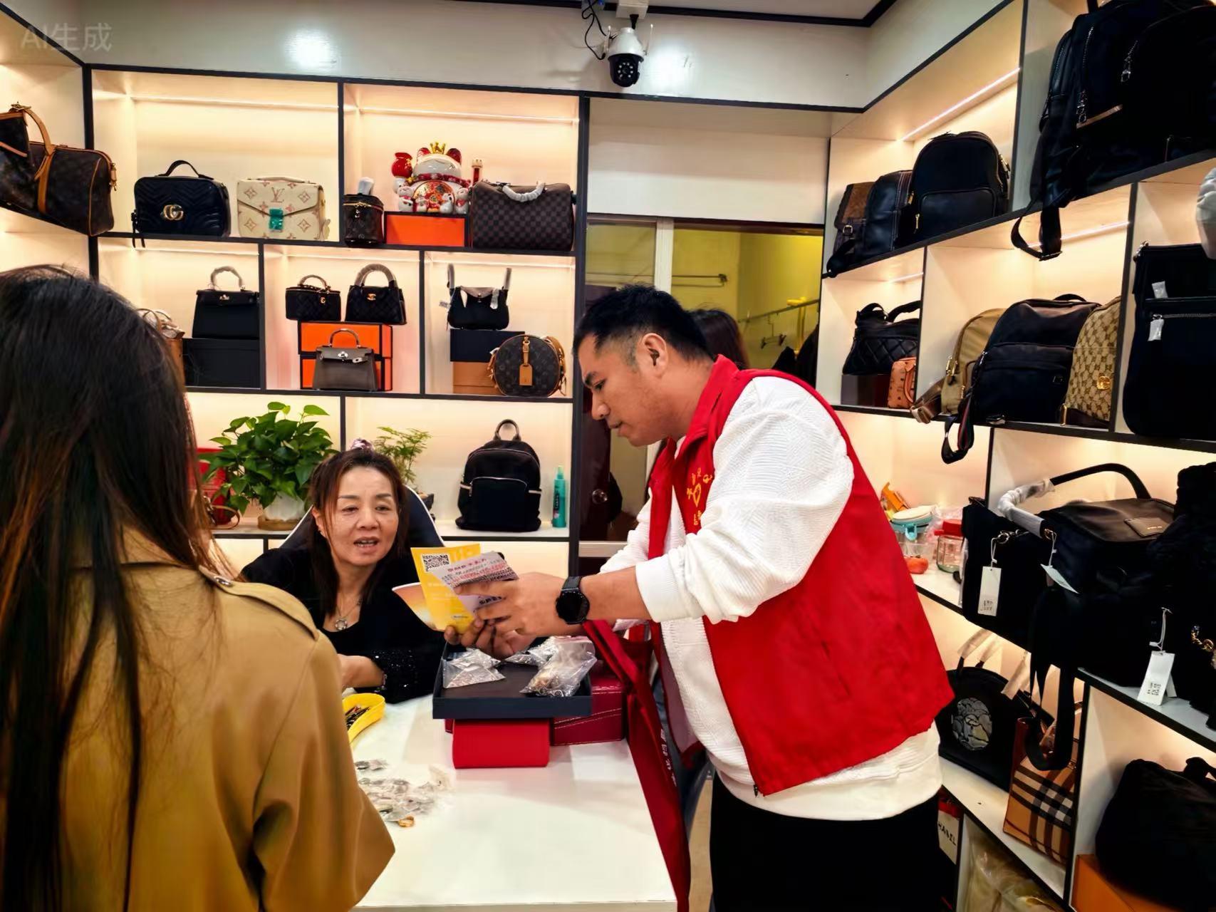 高山镇平南社区青年党员志愿者为商户解答租赁合同等问题。高山镇供图