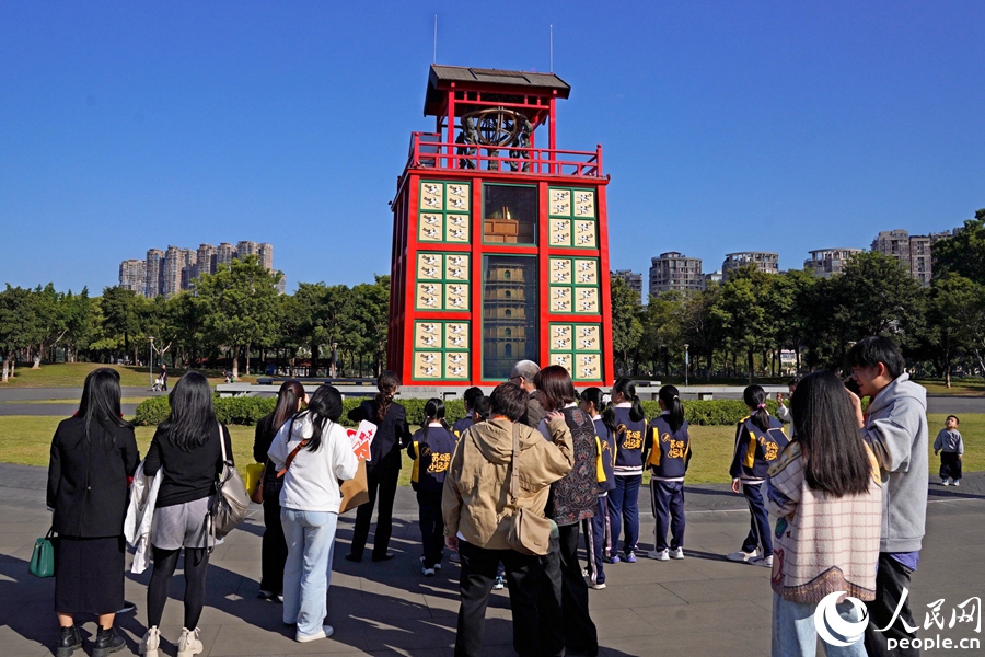 在苏颂公园参观仿制水运仪象台。人民网记者 陈博摄