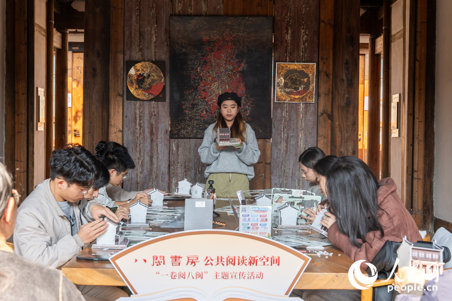 在专业老师的讲解与指导下，读者感受古厝建筑美学。实习生 郑舒尘摄