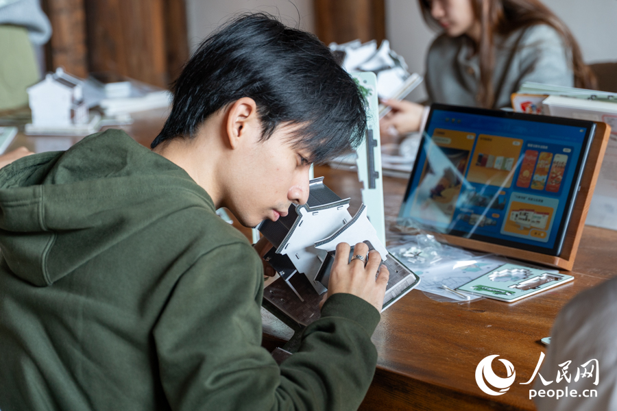 读者亲手搭建古厝模型，感受建筑美学。实习生 郑舒尘摄