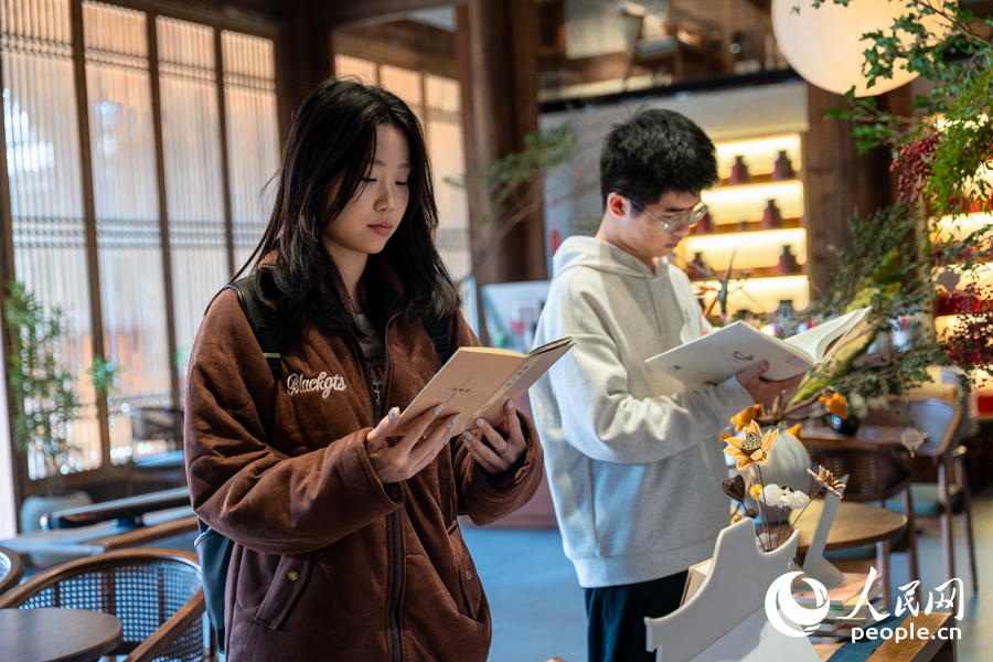 活动同步推出“‘厝’里美学”主题书展。实习生 郑舒尘摄