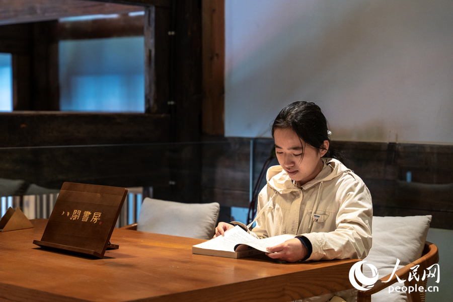 读者在“八闽书房”公共阅读新空间内探寻福建古厝的文化精髓。实习生 郑舒尘摄