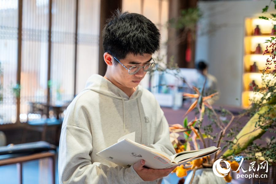 活动当天，读者沉浸式体验“‘厝’里美学”。实习生 郑舒尘摄