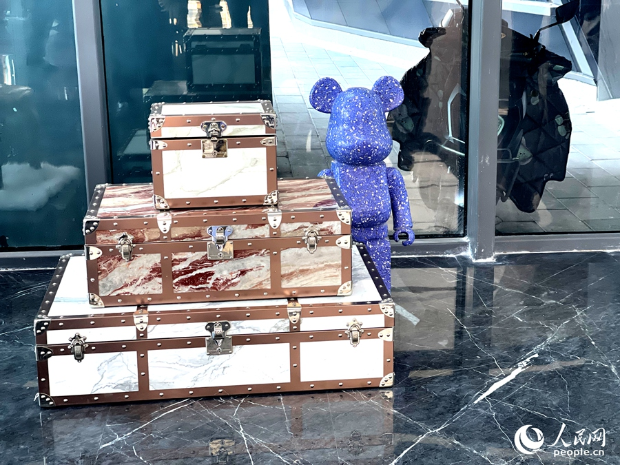 一件件由石材设计制作出来的精美展品。人民网记者 陈蓝燕摄