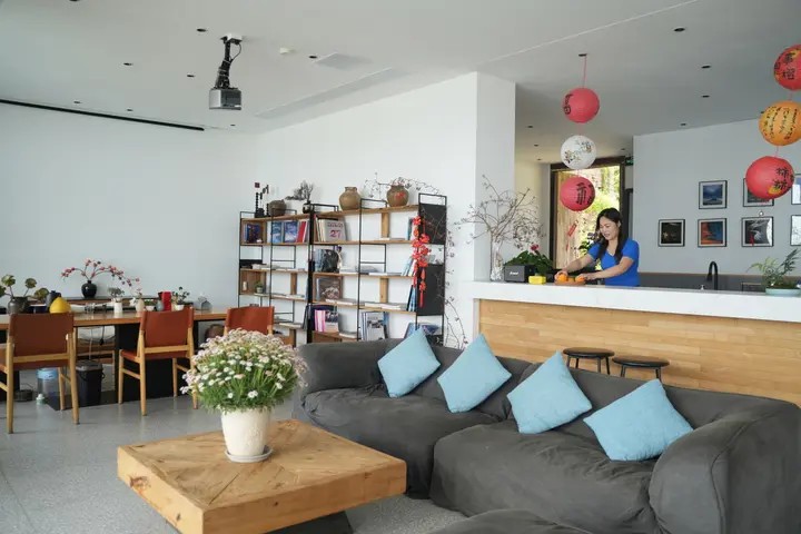 古桶村内，某民宿的“管家”林芳芳正在整理民宿