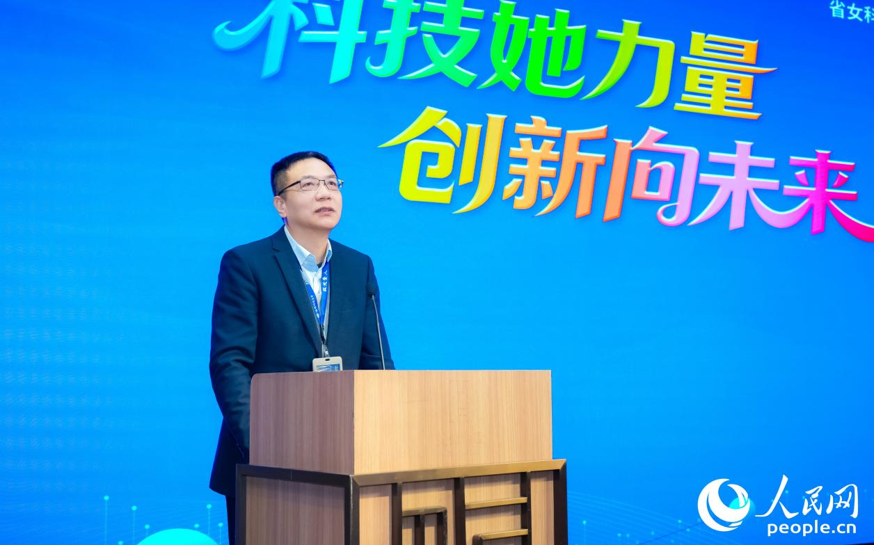 福耀科技大学常务副校长徐飞作主题分享。人民网摄