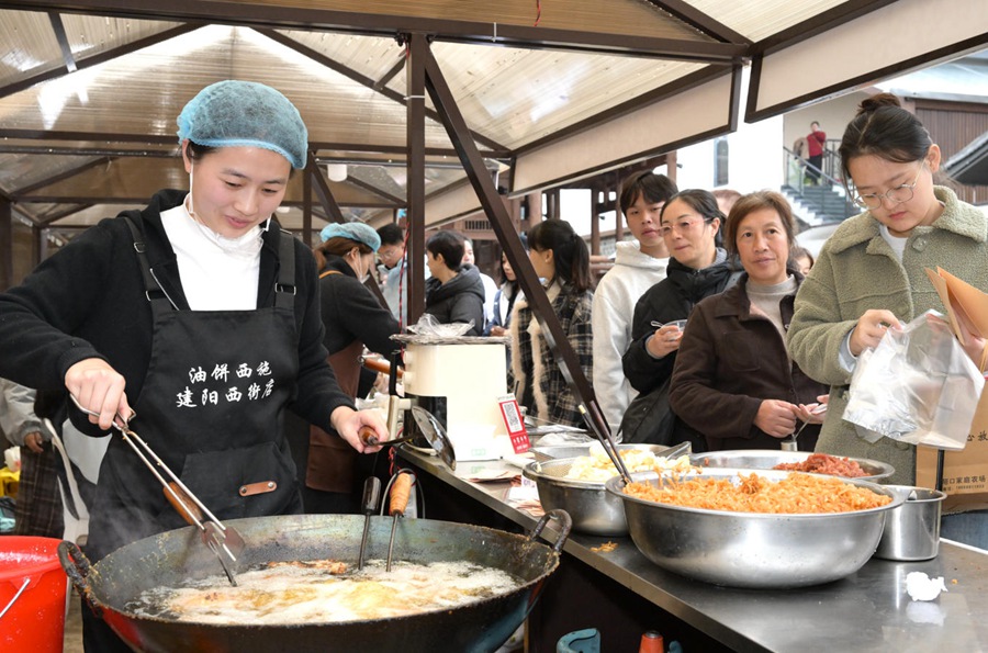 市集上的家乡味。林晓烨摄