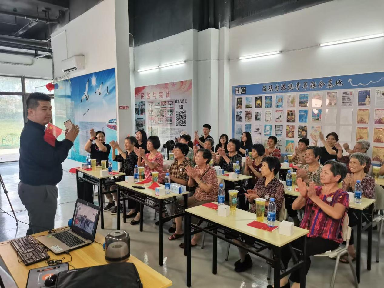 海鸥台青志愿者开展慰老志愿服务，与欧厝社区“女英排”老人共唱爱国歌曲。翔安区委社会工作部供图