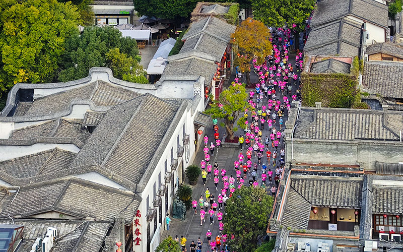 2025福州马拉松激情开跑 35000人“点燃”有福之州