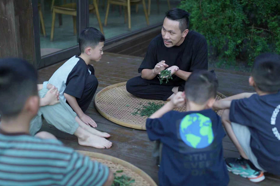 陈耘嘉带小朋友研学体验。受访者供图