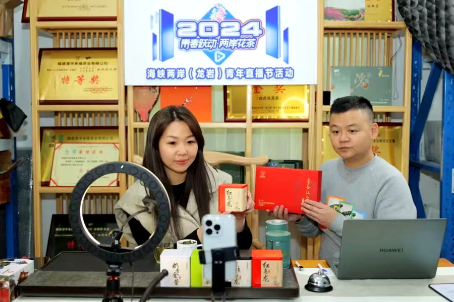 张朝荣夫妻在直播。漳平市融媒体中心供图