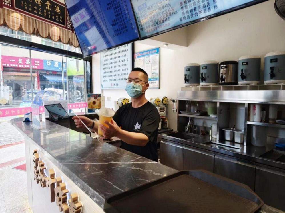 曾中信的奶茶店营收喜人。受访者供图