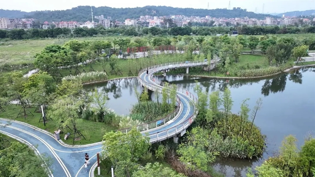 洛江区阳江新城公园“推门见绿”实景,彰显产城人融合的生态宜居之美。洛江区融媒体中心供图