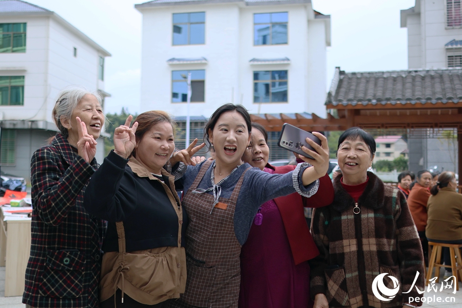 南平市建阳区书坊乡“幸福里”社区不时组织敬老活动，丰富生活。人民网记者 李昌乾摄