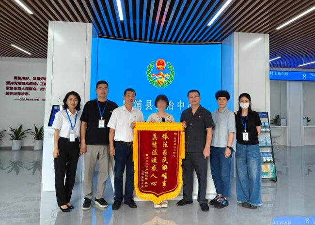 群眾為霞浦縣綜治指揮中心送來錦旗。朱靈塬攝