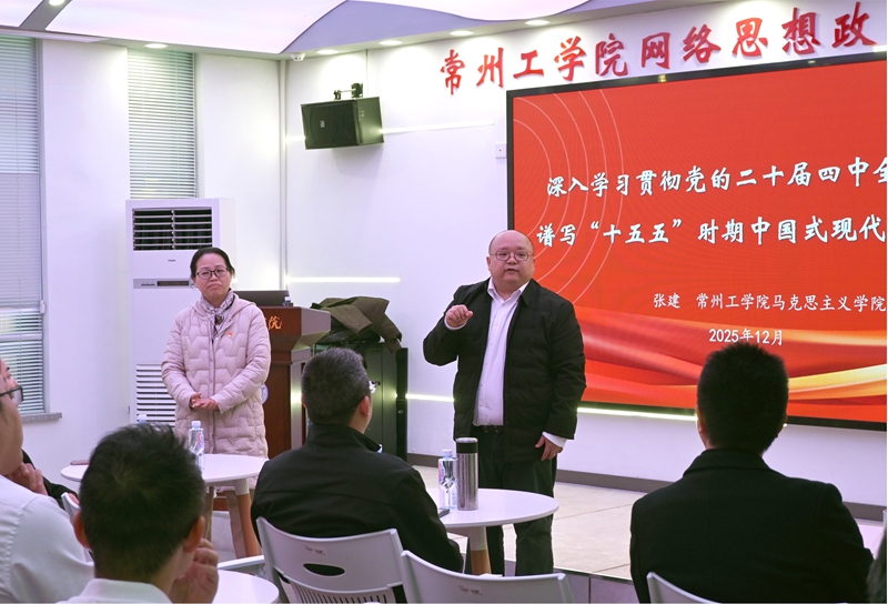 中建海峡华东公司副总经理张文光介绍公司发展情况