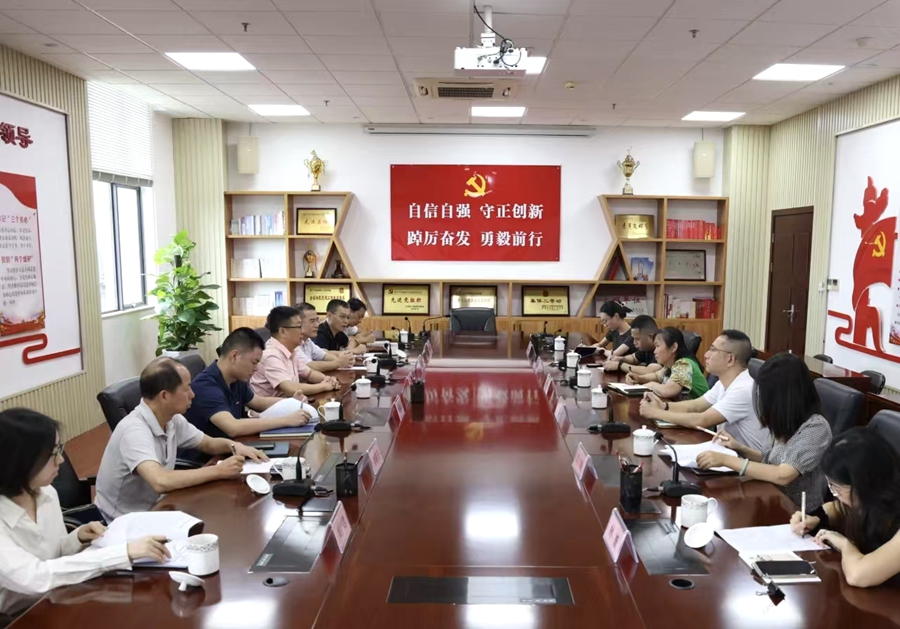 《护光者》主创团队创作研讨。厦门中院供图