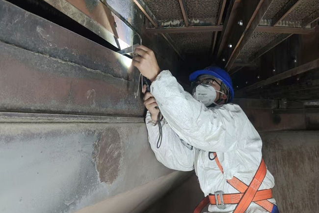 維護人員正在精心維護設備。劉炫攝