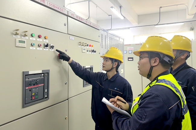 運行人員進行標准化倒閘操作。陳杰攝