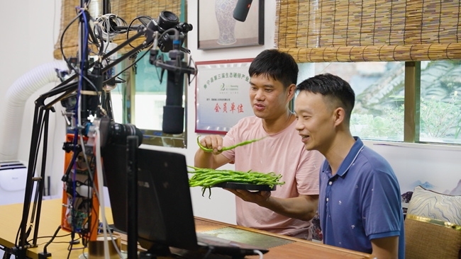 寿宁县李家洋村党员温进华在直播间为高山辣椒带货，助农户拓宽辣椒销路