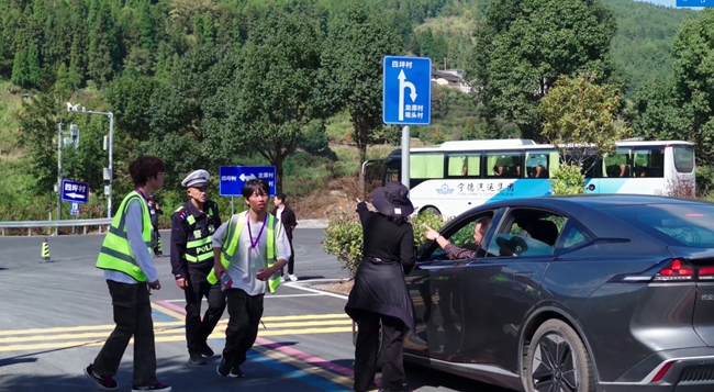 宁德市屏南县党员志愿者参与交通指导，服务赏柿季