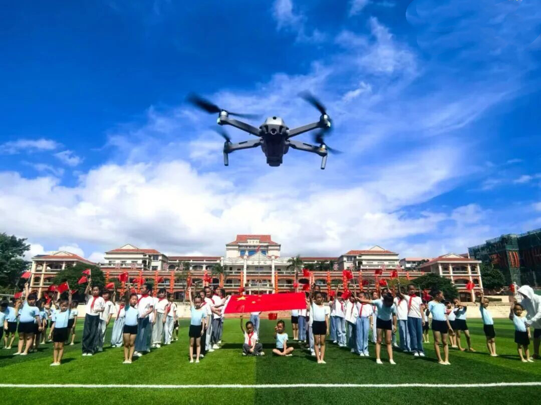 “舞动东岭 礼赞华诞”舞蹈快闪活动。张剑雄摄