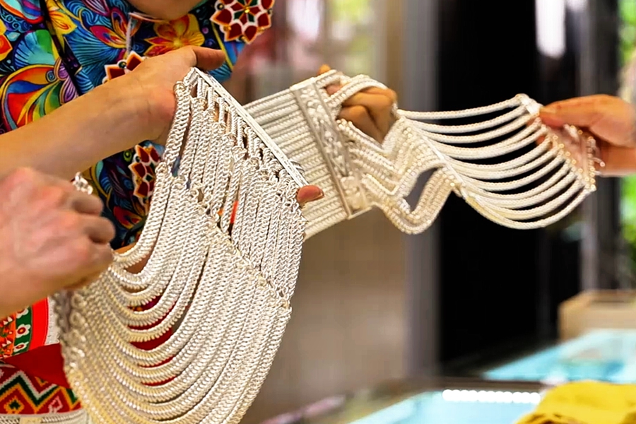 银腰带曲线流畅，制作工艺精巧。受访者供图