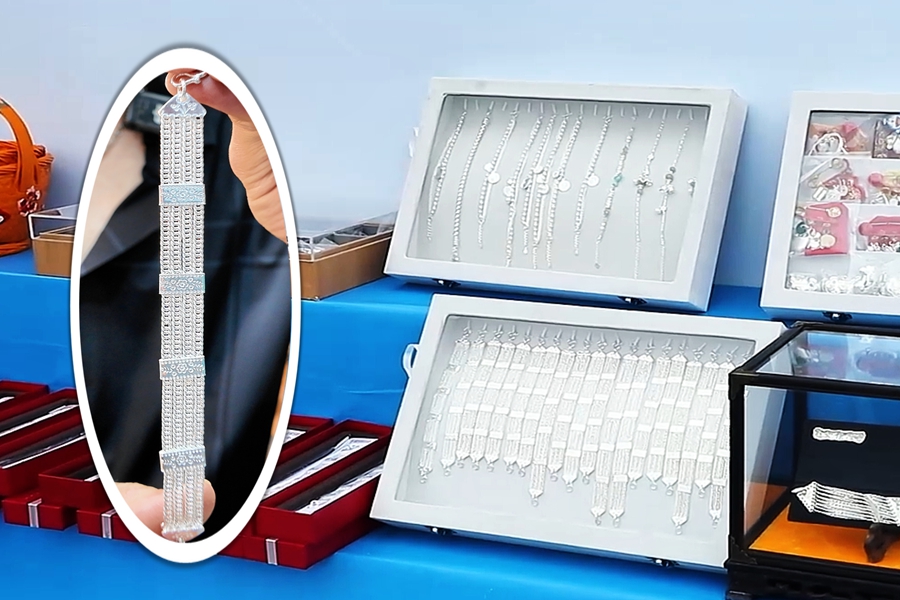 以银腰带为灵感的手链。受访者供图