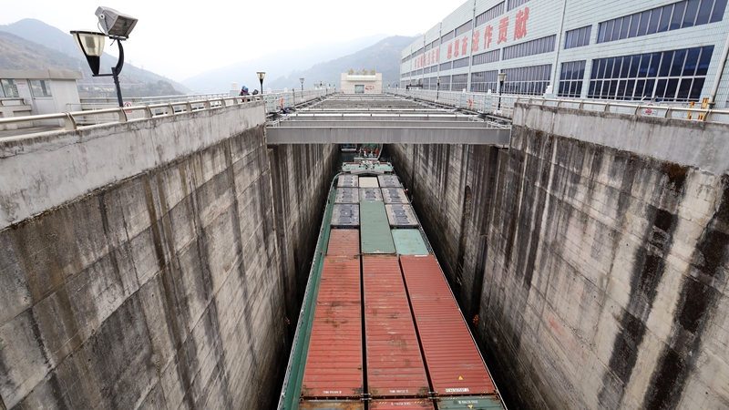 “闽江2号”货船平稳驶出闽清水口船闸闸室