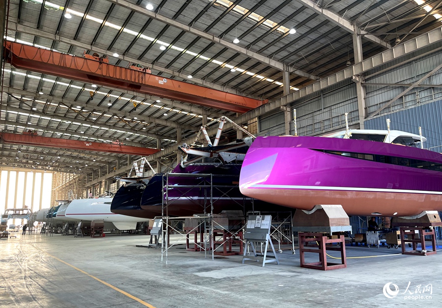 哈德森（福建）游艇有限公司，生产线上排满了一艘艘在建的游艇。人民网记者 陈蓝燕摄